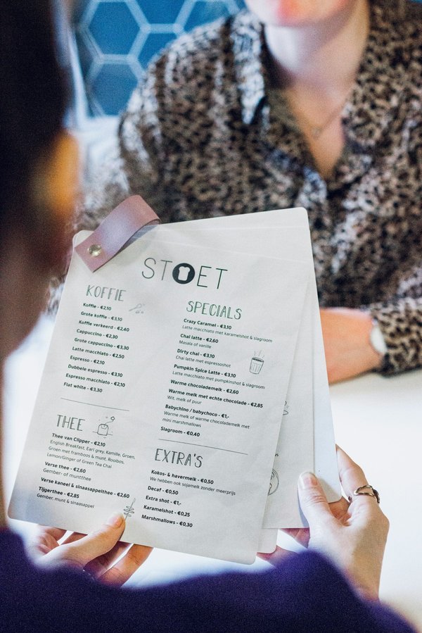 Comment créer une carte de cocktails sans alcool pour un bar à vins moderne?